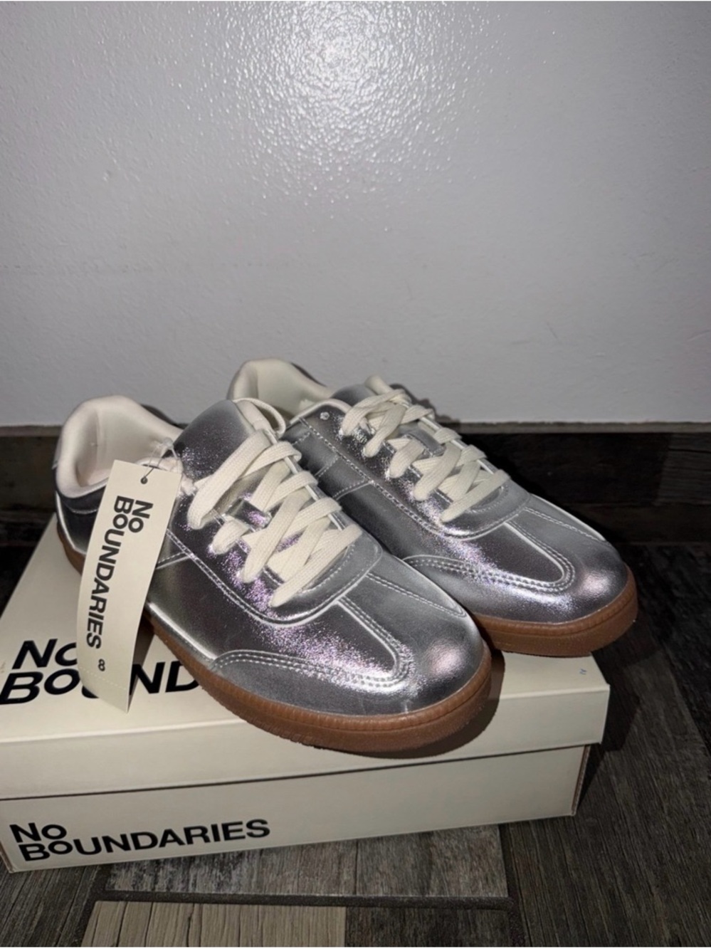 No Boundaries Womens Metallic Silver Low-Top Sneakers